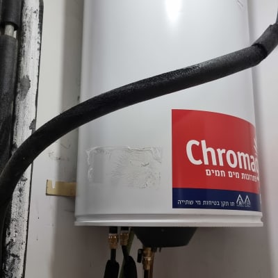 דוד שמש לבן עם צינורות מחוברים