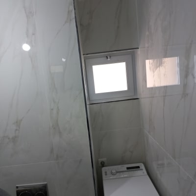 חלון אלומיניום קטן בחדר אמבטיה