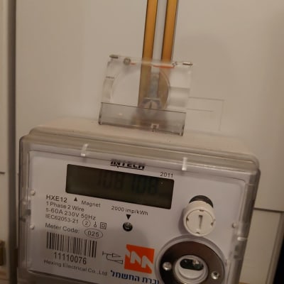מונה חשמל דיגיטלי עם תצוגה ומדבקה