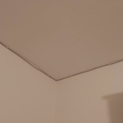 כבל רשת מותקן לאורך התקרה בפינת החדר