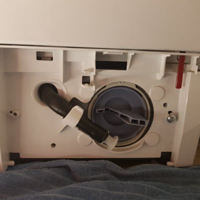 פתח תחזוקה של מכונת כביסה עם צינור וניקוז