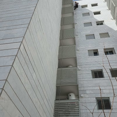 שני אנשים מטפסים על בניין גבוה עם חבלים