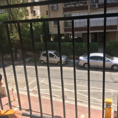 מעקה ברזל שחור עם מטאטא כתום