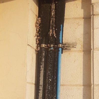 צינורות עם לכלוך על קיר חיצוני