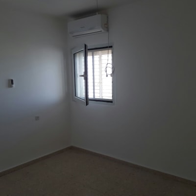 קיר צבוע בלבן עם חלון פתוח