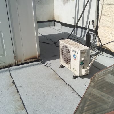 גג עם מזגן וציפוי איטום אפור