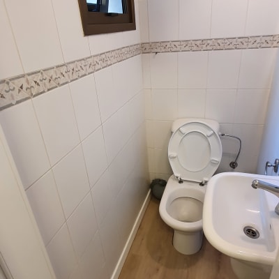 שירותים עם אסלה וכיור, חלון פתוח