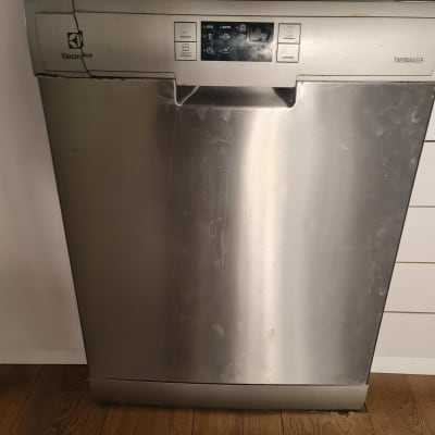 מדיח כלים נירוסטה עם לוח בקרה דיגיטלי