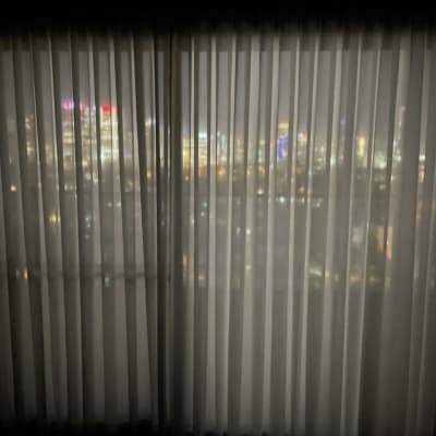 וילון שקוף עם נוף עירוני מטושטש ברקע