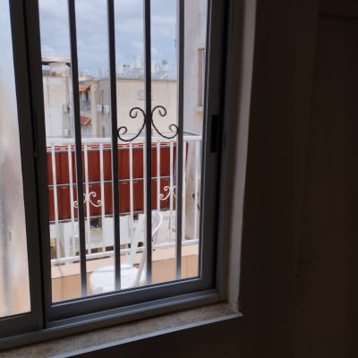 חלון אלומיניום עם סורגים וברזל מעוצב