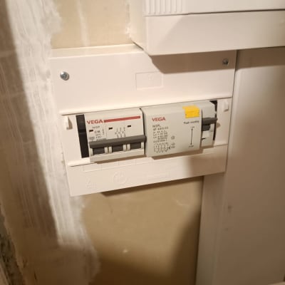 מפסק חשמלי עם מתגים ולוח בקרה