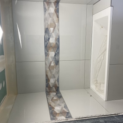 חדר אמבטיה בשיפוץ עם אריחים חדשים ואמבטיה מותקנת