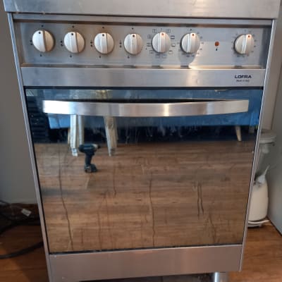 תנור נירוסטה עם כפתורי שליטה ומד טמפרטורה