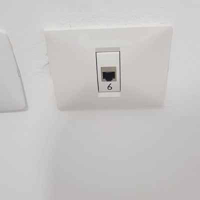 שקע רשת בקיר עם מספר 6