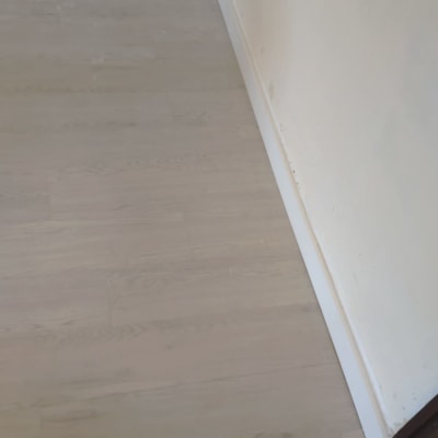 רצפת פרקט עץ בהירה עם פנלים לבנים