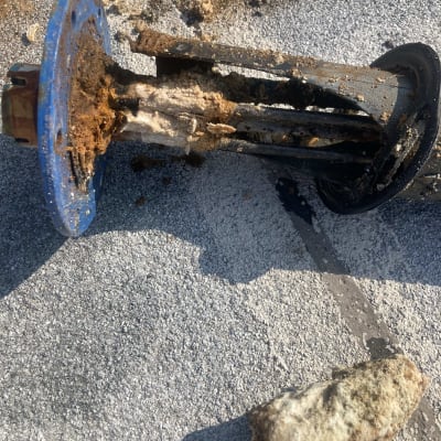 חלקי דוד שמש ישנים עם חלודה ואבנית