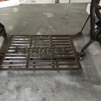 דוושת מתכת עם הכיתוב 