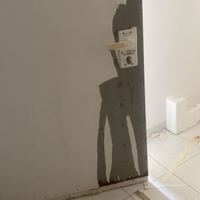 דלת עם ציפוי מתקלף, ידית ומסגרת מתכת