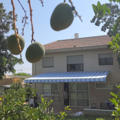 סוכך פסים כחול לבן על בית פרטי