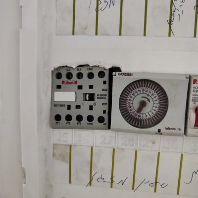 לוח חשמל עם טיימר ומפסקים חשמליים