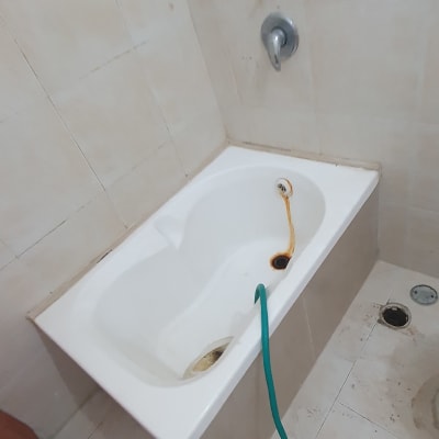 אמבטיה עם צינור ירוק לניקוי