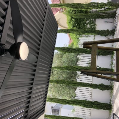 מאוורר תקרה מותקן ליד סולם עץ