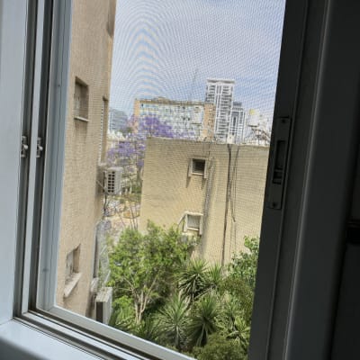 חלון אלומיניום עם מסגרת לבנה