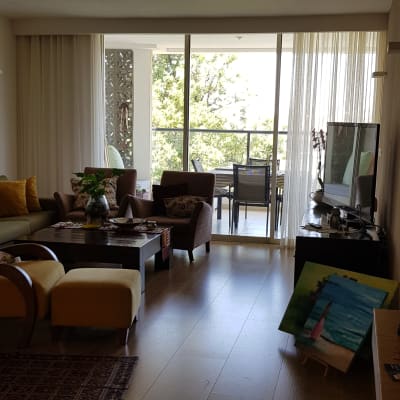 וילונות לבנים תלויים על חלון זכוכית גדול