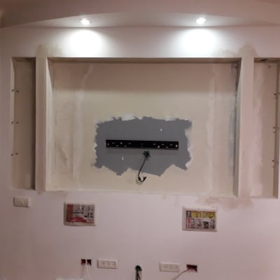 קיר גבס עם הכנה לתליית טלוויזיה