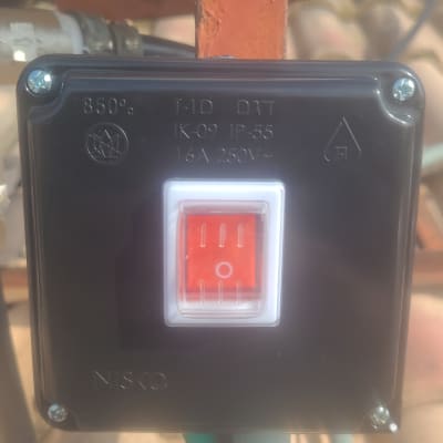 מתג חשמלי עם כיתוב טכני על דוד שמש