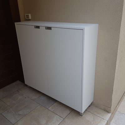 ארון עץ לבן עם דלתות סגורות