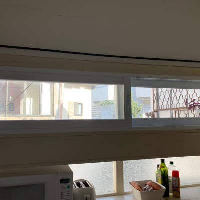 חלון אלומיניום עם מסגרת לבנה