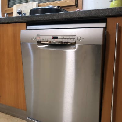 מדיח כלים כסוף עם לוח בקרה דיגיטלי