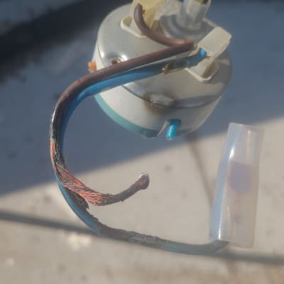 חוטים שרופים מחוברים לדוד שמש