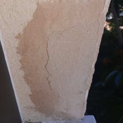 קיר עם סימני רטיבות וסדקים