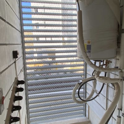 רשת מתכת על חלון למניעת כניסת יונים