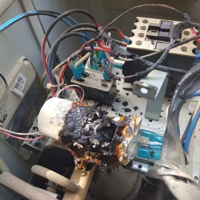 חוטים שרופים ורכיבים שרופים במזגן