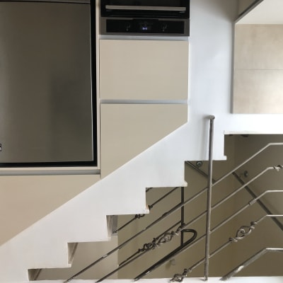 מקרר נירוסטה ומדפים במטבח מודרני