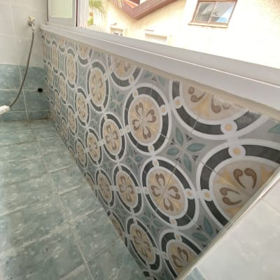 אריחים מעוצבים על קיר במהלך שיפוץ