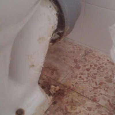 חיבור אסלה עם סימני חלודה ונזילה