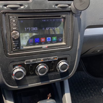 מערכת מולטימדיה לרכב עם מסך מגע וכפתורי שליטה