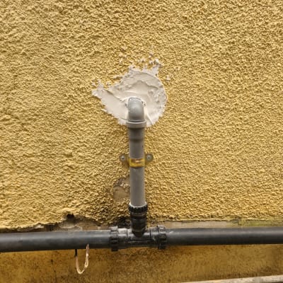 צינור פלסטיק עם חיבורי אינסטלציה על קיר