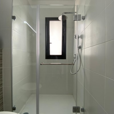 דלת זכוכית למקלחת עם ידית מתכת