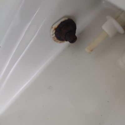 בורג חלוד ליד צינור פלסטיק לבן