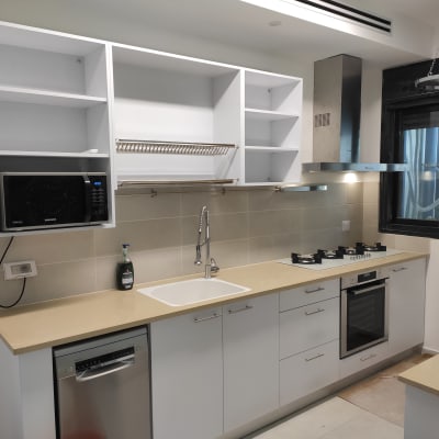 מטבח מודרני עם מיקרוגל, כיור ותנור גז