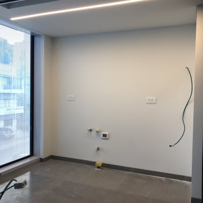 קיר גבס עם חיבורים חשמליים וצינור ירוק