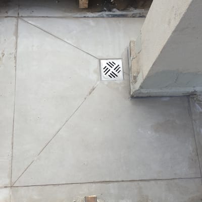 רצפת בטון עם ניקוז ליד עמוד בטון