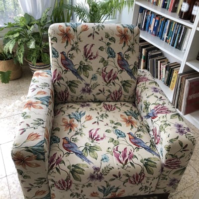 כורסה עם ריפוד פרחוני וציפורים צבעוניות