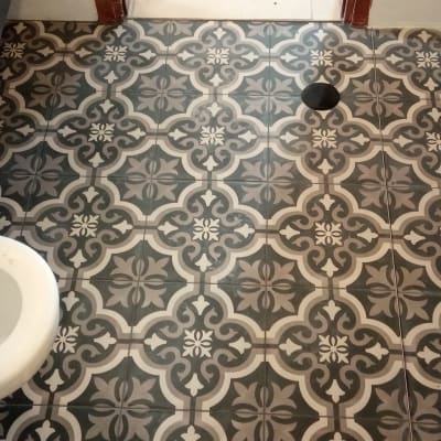 ריצוף קרמיקה מעוצב בשירותים עם אסלה לבנה