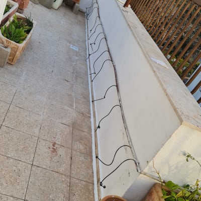 גג עם עציצים, כלי גינון וצינורות השקיה